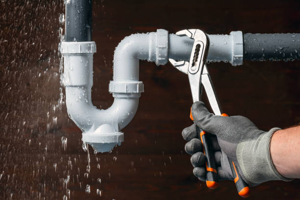 Professional Emergency Plumber technician working in Lincoln, ND